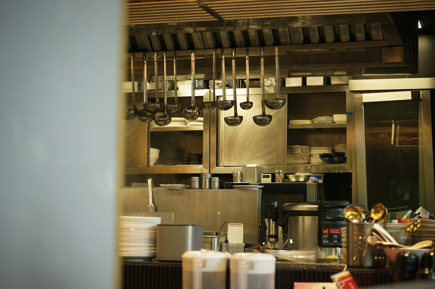 Cuisine professionnelle en inox d’un restaurant